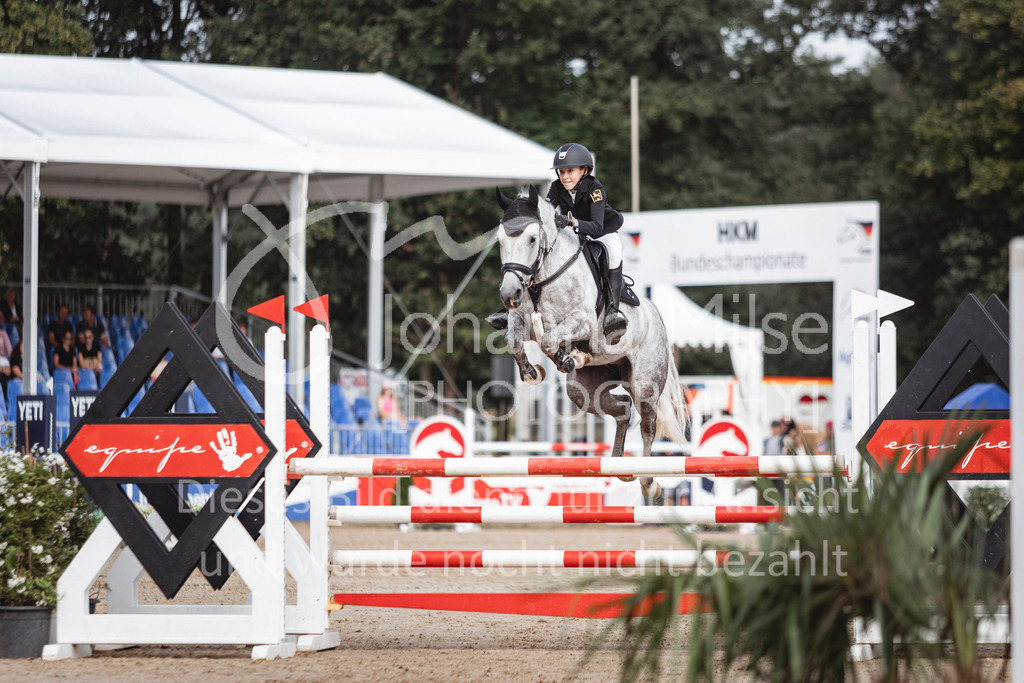 240906_BuCha_Pony-L-6j-260 | Deine schönsten Turniermomente als professionelle Fotos! Entdecke hochwertige Pferdesport-Fotografie im Online-Shop. Jetzt Fotos finden & bestellen!