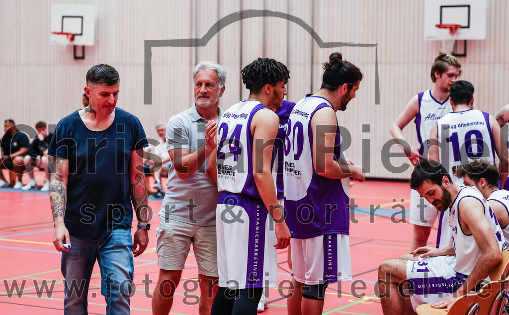 2022-05-15_019_SpVgg_Altenerding_gegen_TSV_Muenchen-Forstenried | Erding, Deutschland, 15.05.2022:
Basketball, Bezirksliga 2021 / 2022, Play-Offs, SpVgg Altenerding gegen TSV München-Forstenried, Endergebnis: 55:57

Trainer Christos Takis Paraschidis (SpVgg Altenerding), Justin Ledbetter (SpVgg Altenerding, #24), Leonhard Luna Stein (SpVgg Altenerding, #30)

Foto: Christian Riedel / fotografie-riedel.net
