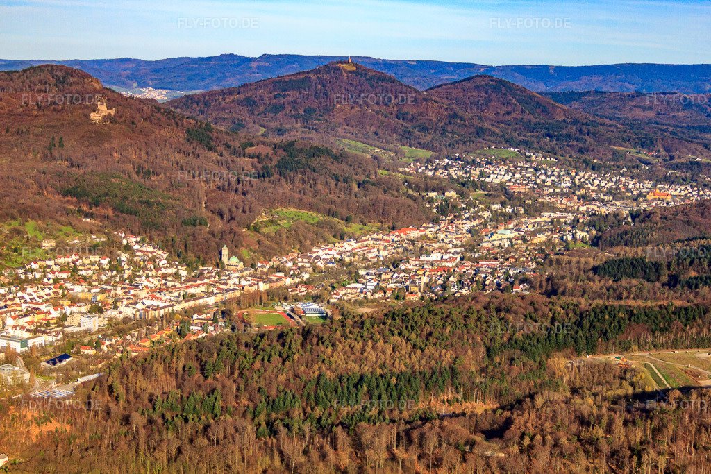 Luftbild: Stadt im Tal der Oos bis zum Merkur im Ortsteil Oosscheuern in Baden-Baden im Bundesland Baden-Württemberg in Deutschland. Foto: IMG_56384.jpg vom 14.04.2013 durch Werner Riehm/FLY-FOTO.deAuflösung des Originals: 4752 x 3168 px