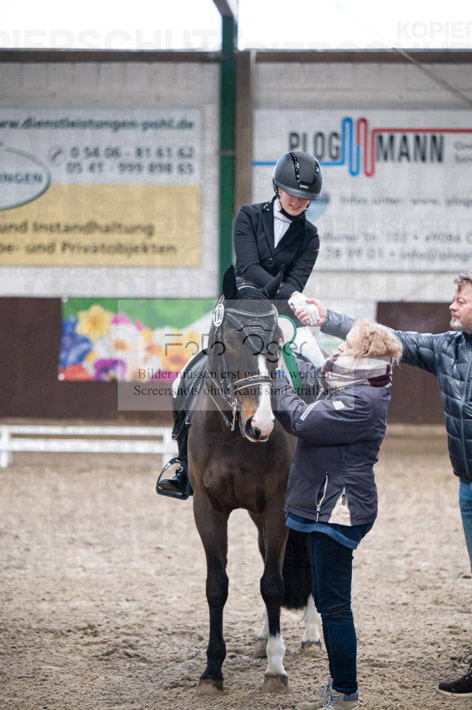 Hallenreittunier Voxtrup 2023 | Entdecke hochwertige Reitturnierfotos von Foto Oger. Professionell, emotional und authentisch – jetzt Lieblingsmomente im Shop bestellen.Deutschlandweite Turnierfotografie. - Realisiert mit Pictrs.com