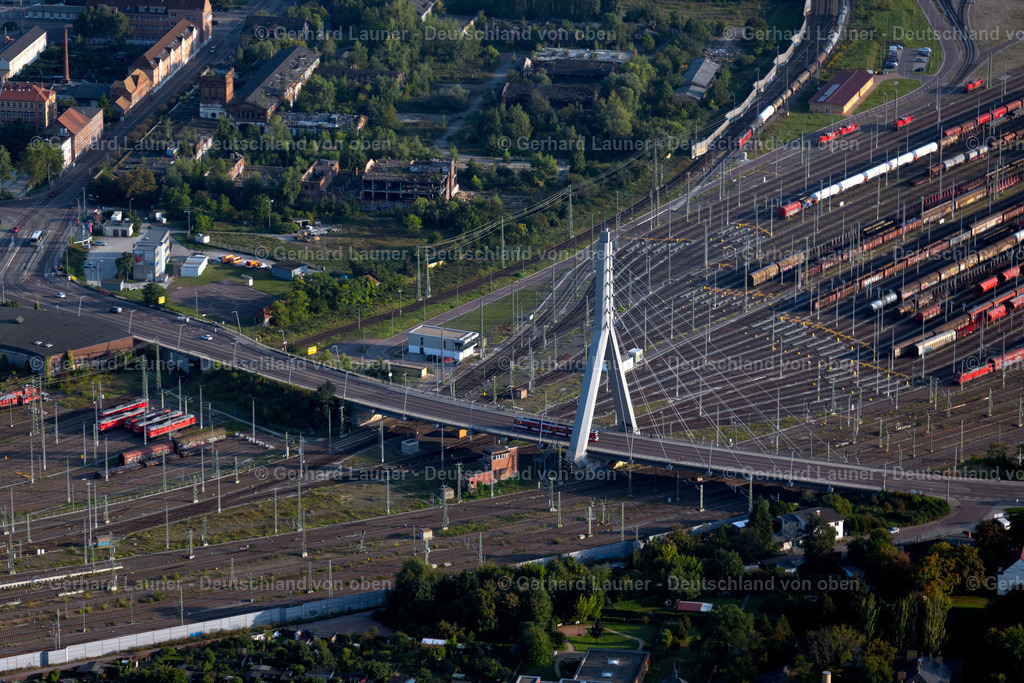 4062493 | HALLE (SAALE) 08.09.2021 Spannbetonviadukt der Berliner Brücke an der Berliner Straße in Halle (Saale) im Bundesland Sachsen-Anhalt. Weiterführende Informationen bei: Donges SteelTec GmbH,  Ed. Züblin AG,  Ingenieurbüro GRASSL GmbH. // View of Berlin Bridge in Halle (Saale) in Saxony-Anhalt. Further information at: Donges SteelTec GmbH,  Ed. Zueblin AG,  Ingenieurbuero GRASSL GmbH. Foto: Gerhard Launer