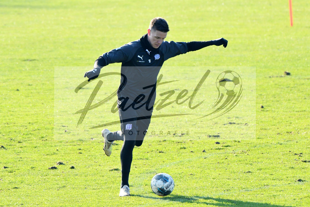 20200207_TRAOSN_0049 | Fußball, Herren: Thomas Konrad (VfL Osnabrueck) in Aktion, am Ball, Einzelaktion waehrend der Trainingseinheit des VfL Osnabrueck im Sportpark Illoshoehe am 07.02.2020 in Osnabrueck, Deutschland. - Realisiert mit Pictrs.com