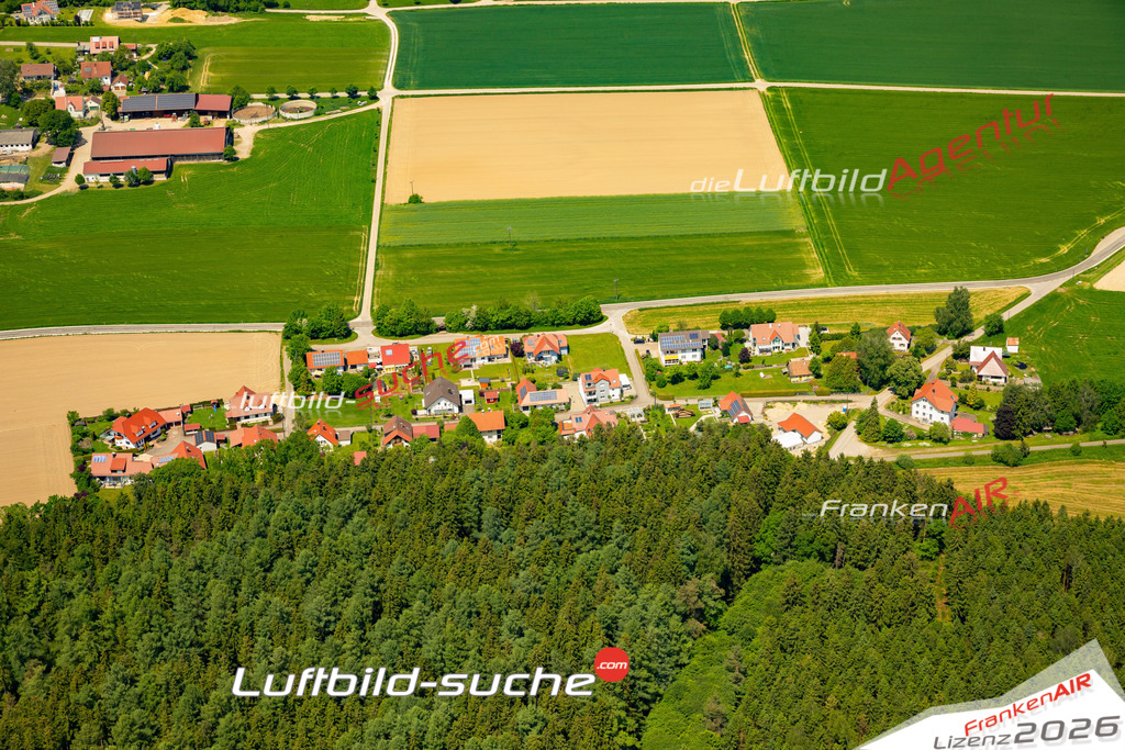Das Luftbild zeigt Weiler Osterberg - Die Luftaufnahme wurde 2023 vom UL-Flugzeug aus erstellt ( keine Drohne ) - Hochauflösende Luftaufnahme - Für grossformatige Ausdrucke geeignet. Die Geschenkidee !Mit Lizenz und Bildrechte bestellbar