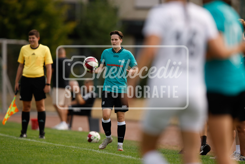 Fußball I Frauen I Westfalenpokal 26-27 I DJK GW Amelsbüren - SSV Rhade  I 18729 | Maike Sicking (22, SSV Rhade) vor einem Einwurf. - Realisiert mit Pictrs.com