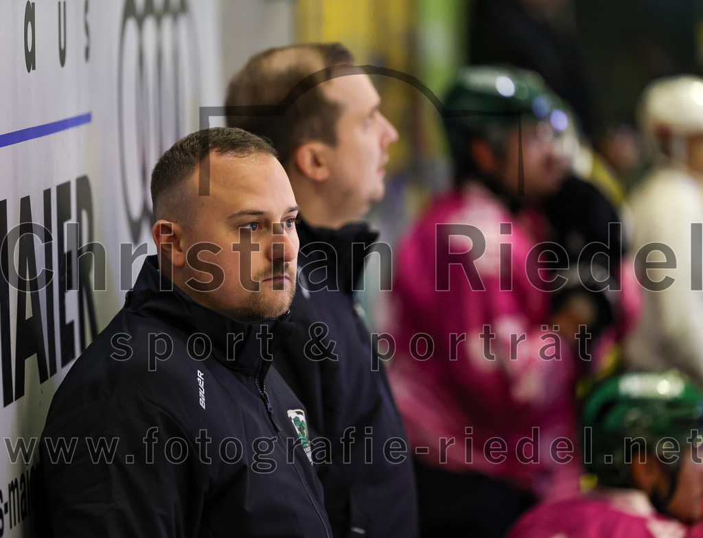 2025-10-10_061_TSV_Erding_gegen_onesto_Tigers_Bayreuth | Erding, Deutschland, 10.10.2025:Eishockey, Oberliga Süd 2025 / 2026, 7. Spieltag, TSV Erding gegen onesto Tigers Bayreuth, Endergebnis: 2:5Co-Trainer Maximilian Helling (Erding Gladiators)Foto: Christian Riedel / fotografie-riedel.net