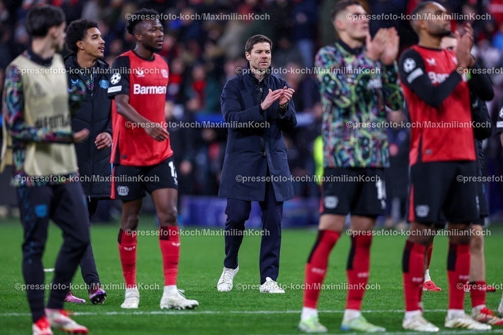 UCL29012501078 | 29.01.2025, Fußball, Bayer 04 Leverkusen - AC Sparta Prag, UEFA Champions League, 8. Spieltag, BayArena, Saison 2024 2025: Cheftrainer Xabi Alonso (Bayer 04 Leverkusen Trainer) feiert zusammen mit der Mannschaft den 2:0 Sieg