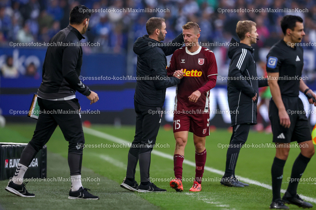 Schalke10112401072 | 10.11.2024, Fußball, FC Schalke 04 - SSV Jahn Regensburg, 2. Fußball Bundesliga, Veltins-Arena Gelsenkirchen, Saison 2024 2025: Trainer Andreas Patz (Jahn-Regensburg Interimstrainer) zusammen mit Sebastian Ernst (Jahn-Regensburg #15)DFB regulations prohibit any use of photographs as image sequences and or quasi-video.