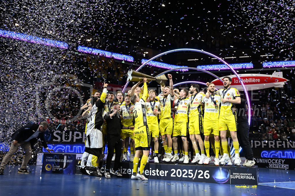 Zug United - HC Rychenberg - 25. April 2026 | Michel Wöcke (#22 HC Rychenberg Winterthur) präsentiert den Pokal seinen Mitspielern am L-UPL Superfinal-Spiel zwischen Zug United und HC Rychenberg am 25. April 2026 in der BCF Arena, Fribourg, Schweiz.Bild: Sportfotografie Markus Aeschimann | www.markus-aeschimann.ch - Realisiert mit Pictrs.com