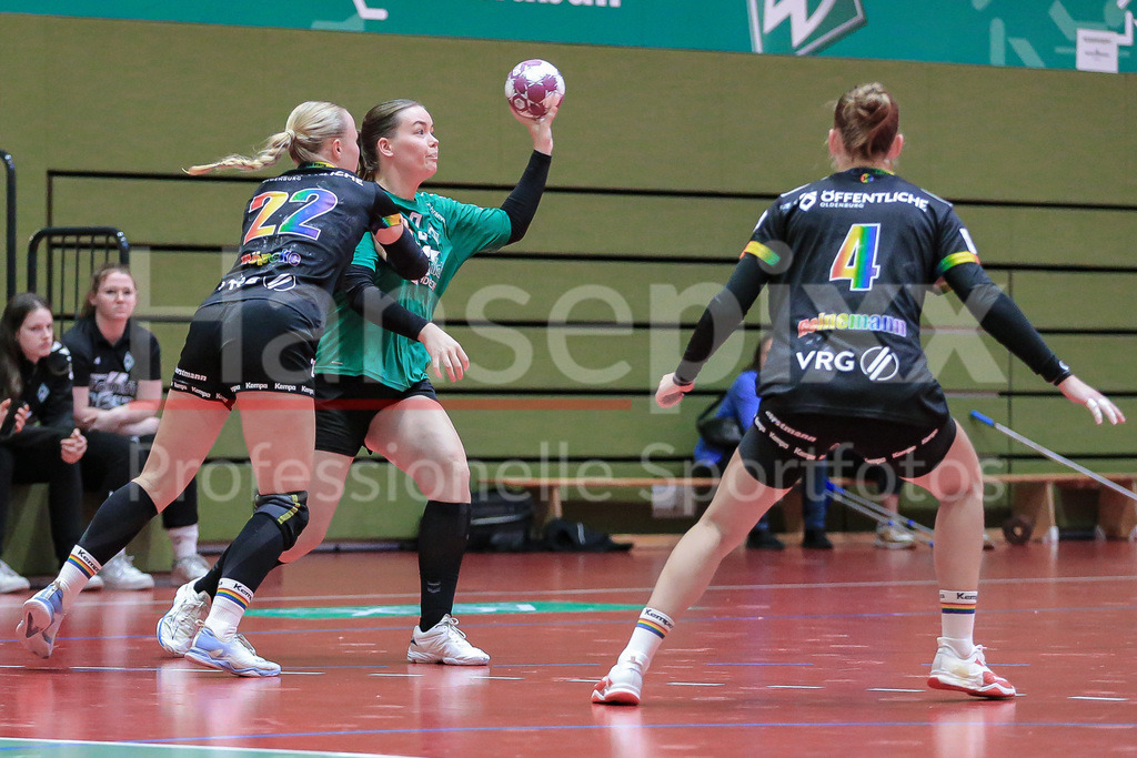 Handball, Testspiel Frauen, SV Werder Bremen - VfL Oldenburg | v.li.: Lotta Röpcke (VfL Oldenburg, 22) und Mathilda Häberle (SV Werder Bremen, 9) im Zweikampf, Duell, Spielszene, Aktion, Action
