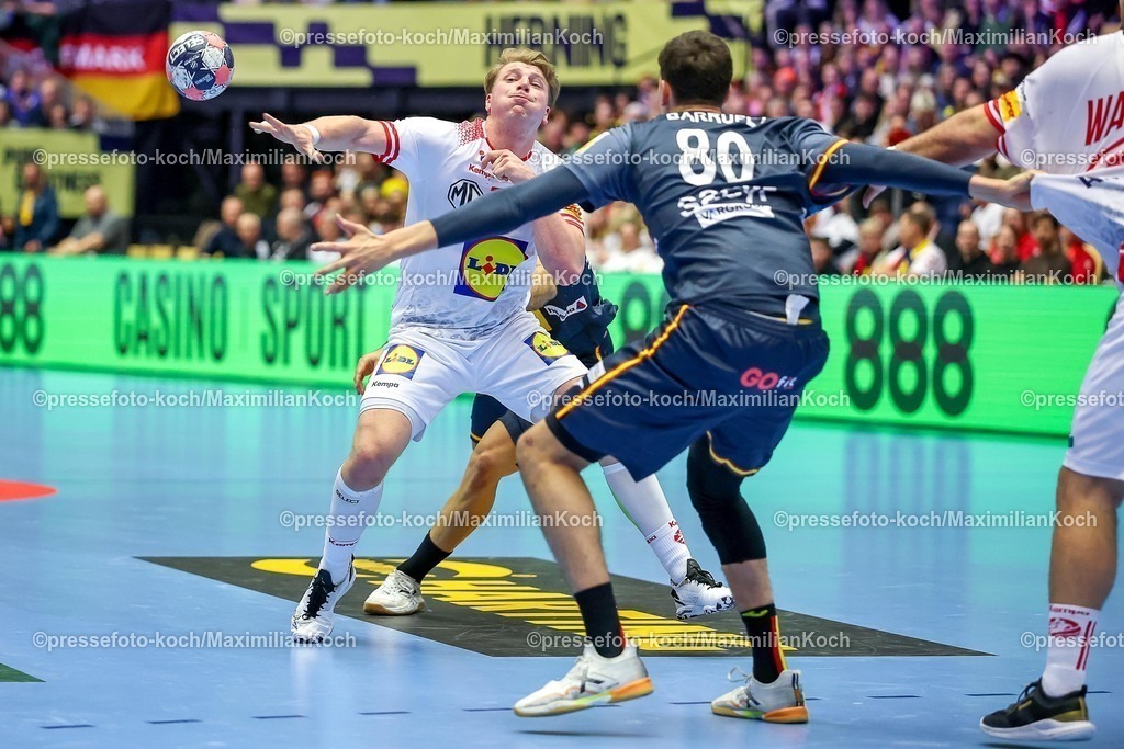 EHF17012601030 | 17.01.2026, Handball, Men's EHF EURO 2026, Österreich - Spanien, Jyske Bank Boxen in Herning, Dänemark, Preliminary Round:  Lukas Hutecek (Austria #72) im Zweikampf gegen   Ian Barrufet Torrebejano (Espania #80) 