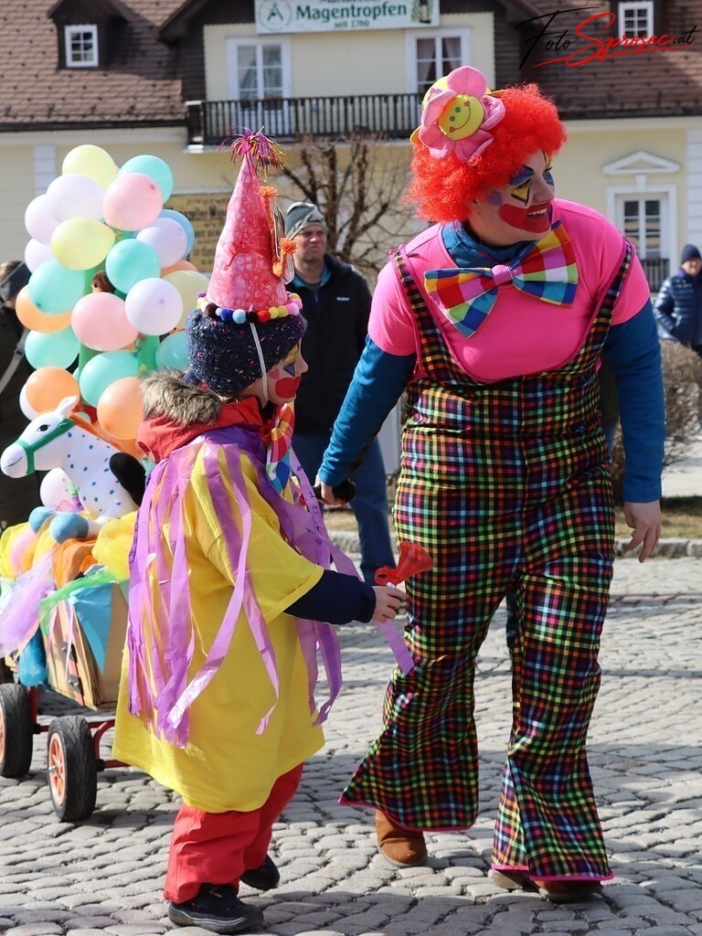 fasching-mariazell2025 (51) | Mit meiner Kamera halte ich besondere Augenblicke, faszinierende Landschaften und interessante Details fest. Dabei entstehen ganz unterschiedliche Aufnahmen – von stimmungsvollen Landschaftsfotografien und beeindruckenden Drohnenaufnahmen über Pressefotos - Realisiert mit Pictrs.com