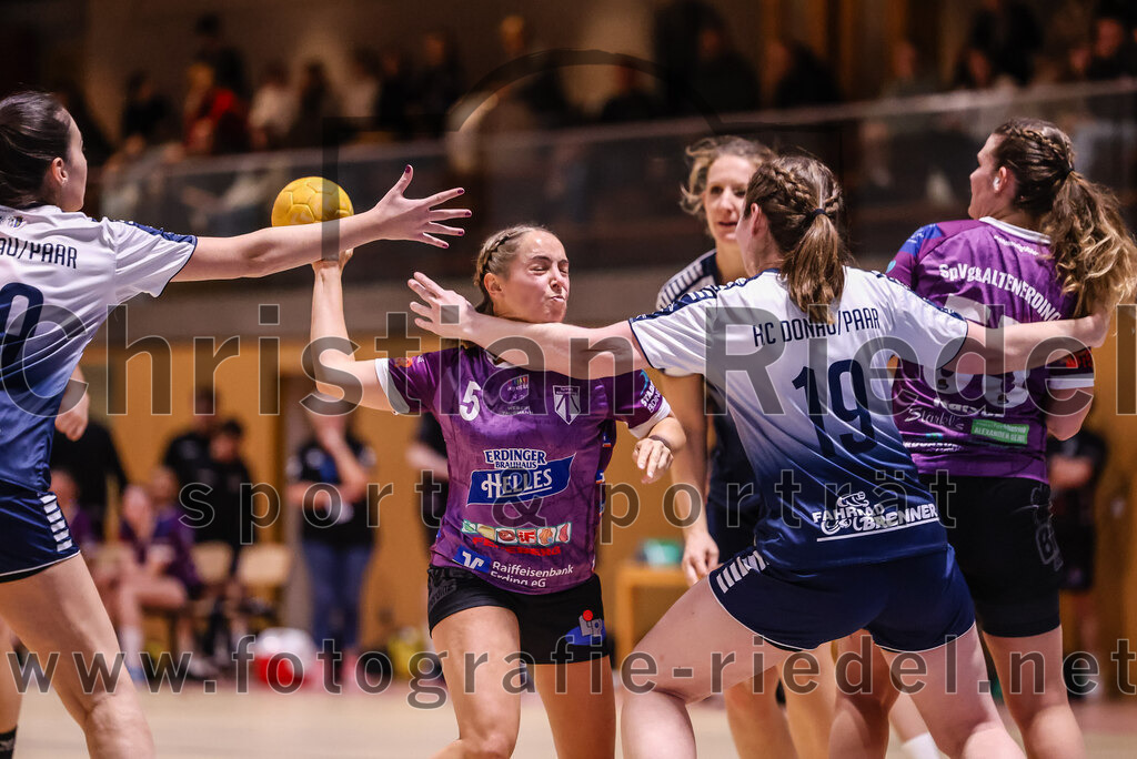 2024-11-24_096_SpVgg_Altenerding_gegen_HC_Donau-Paar_II | Erding, Deutschland, 24.11.2024:Handball, Bezirksoberliga Frauen Altbayern 2024 / 2024, 6. Spieltag, SpVgg Altenerding gegen HC Donau/Paar II, Endergebnis: 24:24Lena Prem (SpVgg Altenerding, #5), Sandra Geßner (HC Donau/Paar, #19), Verena Kaiser (SpVgg Altenerding, #55)Foto: Christian Riedel / fotografie-riedel.net