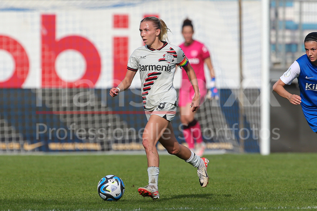 Fussball, DFB-Pokal Frauen, SV Meppen - Bayer 04 Leverkusen | v.li.: Elisa Senß (Senss, Bayer 04 Leverkusen, 6) am Ball, Einzelbild, Ganzkörper, Aktion, Action, Spielszene, DIE DFB-RICHTLINIEN UNTERSAGEN JEGLICHE NUTZUNG VON FOTOS ALS SEQUENZBILDER UND/ODER VIDEOÄHNLICHE FOTOSTRECKEN. DFB REGULATIONS PROHIBIT ANY USE OF PHOTOGRAPHS AS IMAGE SEQUENCES AND/OR QUASI-VIDEO.