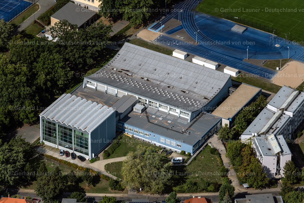 4041318 | LEIPZIG 15.09.2020 Schwimmhalle " Universitätsschwimmhalle Leipzig " am Luz-Long-Weg im Ortsteil Zentrum-West in Leipzig im Bundesland Sachsen, Deutschland. Weiterführende Informationen bei: Universität Leipzig. // Indoor swimming pool " Universitaetsschwimmhalle Leipzig " on the Luz-Long-Weg in the district Zentrum-West in Leipzig in the state Saxony, Germany. Further information at: Universitaet Leipzig. Foto: Gerhard Launer