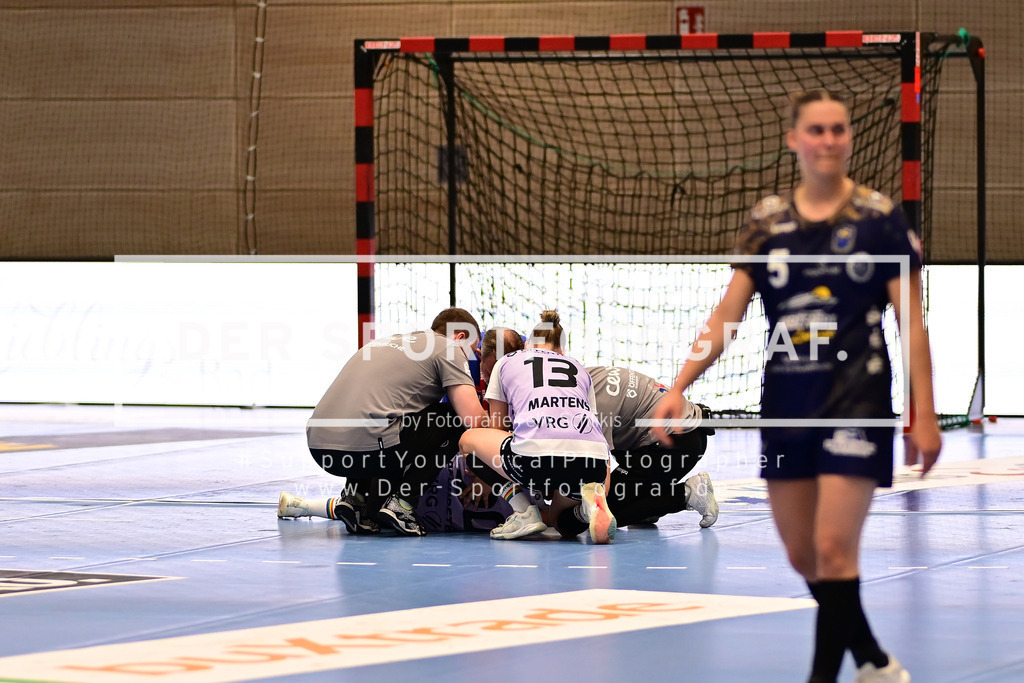Handball I Frauen I Saison 2025-2026 I Play-Offs 5-11 I 3. Spieltag I Buxtehuder SV - VfL Oldenburg I 177517 | Verletzung bei Ariane Pfundstein (20, VfL Oldenburg) - Realisiert mit Pictrs.com