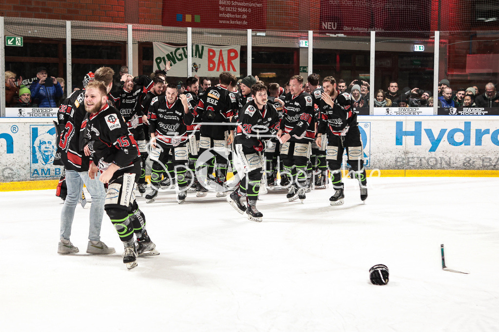 EHC Königsbrunn - TEV Miesbach | Grenzenloer Jubel beim EHC Koenigsbrunn nach dem Gewinn der Bayerliga Meisterschaft im Spiel 3 der Playoffserie gegen den TEV Miesbach / Jubel / Freude / Siegerfoto