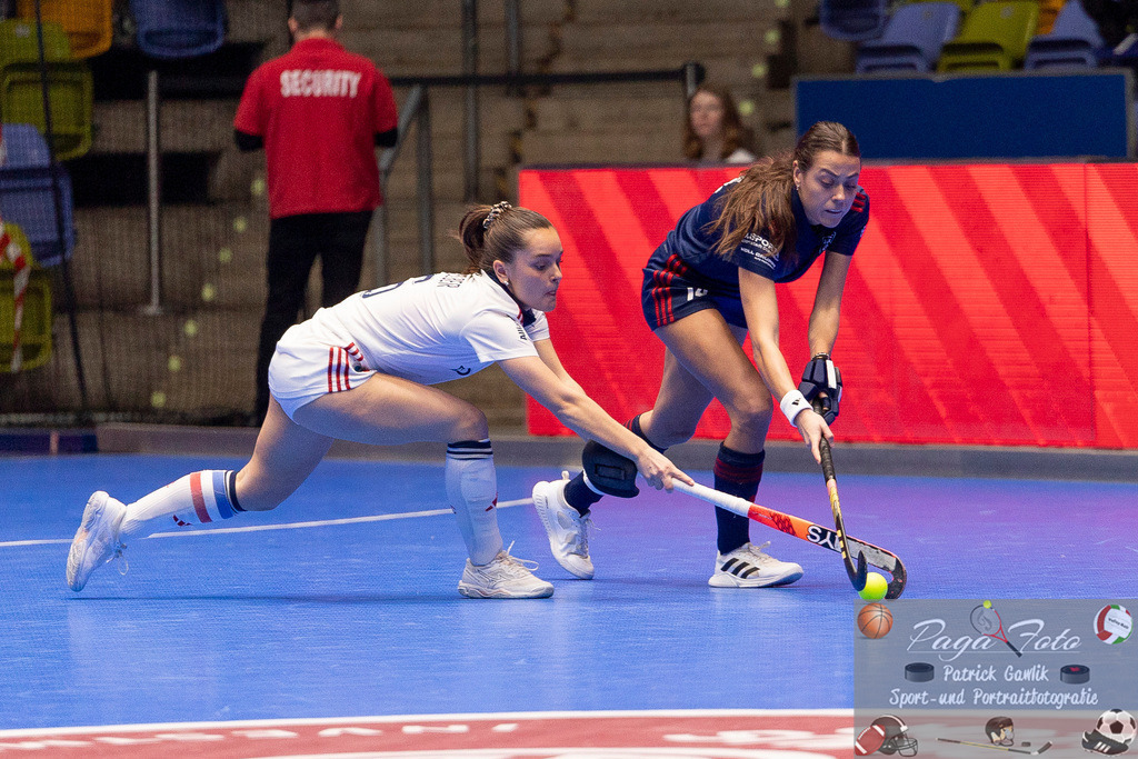 Volvo E.R.B. Final 4 Halbfinale Frauen: Mannheimer HC - Düsseldorfer HC, 25.01.2025 | Fiona Felber (Mannheimer HC #6) &amp; Selin Oruz (Düsseldorfer HC #14) im Kampf um den Ball, Mannheimer HC - Düsseldorfer HC, Frankfurt, Süwag Arena, 25.1.2025 - Realisiert mit Pictrs.com