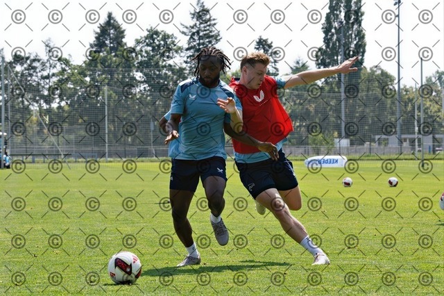 RGE_9927 | Hertha BSC, 2.Bundesliga, Herren, Fußball, Training auf dem Schenckendorffplatz, Montag 03.08. 2026, Saison 2026/27,  im Bild von li. Deyovaisio Zeefuik (Hertha BSC ), Julian Eitschberger ( Hertha BSC ), Fotograf: Ralf Gebhardt - Realisiert mit Pictrs.com