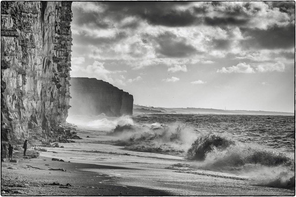 Watching the Waves | Watching the Waves
Auch andere lieben es, den Wellen zuzuschauen, vor allem, wenn sie sich so dramtisch brechen wie hier in West Bay (früher Bridport Harbour) in Dorset. Ein Teil der Krimiserie "Broadchurch" wurde hier gedreht. 
-----------------------------------------------
Others love to watch the waves too, especially when they break as dramatically as here at West Bay (formerly Bridport Harbor) in Dorset. Part of the crime series "Broadchurch" was filmed here.
-----------------------------------------------
Dieser Druck ist in einer limitierten Auflage von 5 Exemplaren erhältlich. 
This print is available in a limited edition of 5 copies. 
http://art.hess.photography/49-watching-the-waves.html - Realized with Pictrs.com
