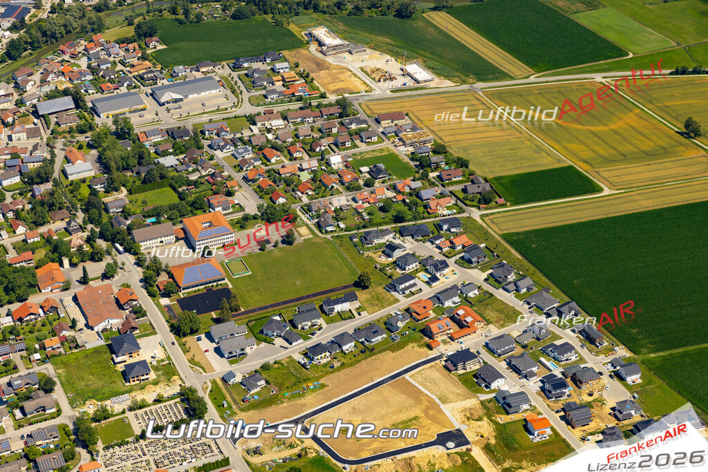 Aktuelles Luftbild von  Eichendorf - Die Luftaufnahme wurde 2022 mittels UL-Flugzeug erstellt ( keine Drohne ) - hochauflösende Kamera-Systeme von  Canon -Beste Qualität - Für grossformatige Ausdrucke geeignet. Die Geschenkidee !