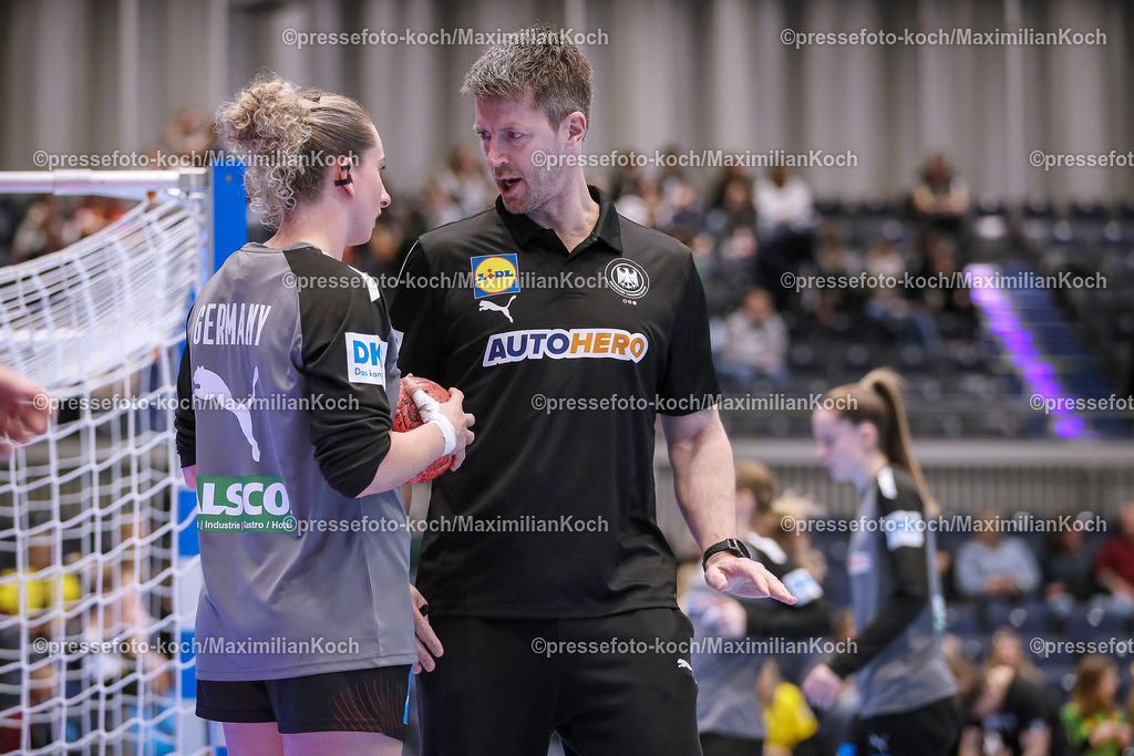 DueDHB03032402060 | 03.03.2024, Handball, Düsseldorf, Mitsubishi Electric Halle, Frauen EHF EURO Qualifikation, Spieltag 4, Deutschland - Slowakei: Die deutsche Frauen-Nationalmannschaft beim Aufwärmen vor dem Spiel. Mia Zschocke (18, Deutschland) zusammen mit Bundestrainer Markus Gaugisch (Deutschland)