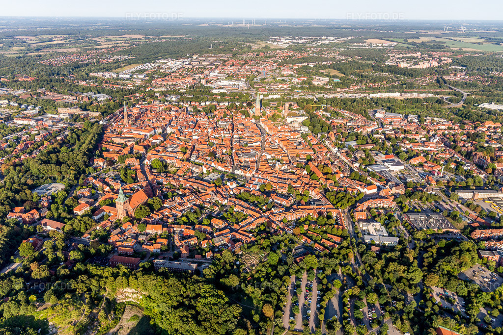 Luftbild: Altstadtbereich und Innenstadtzentrum in Lüneburg im Bundesland Niedersachsen in Deutschland. Foto: IMG_110660.jpg vom 22.08.2018 durch Werner Riehm/FLY-FOTO.de