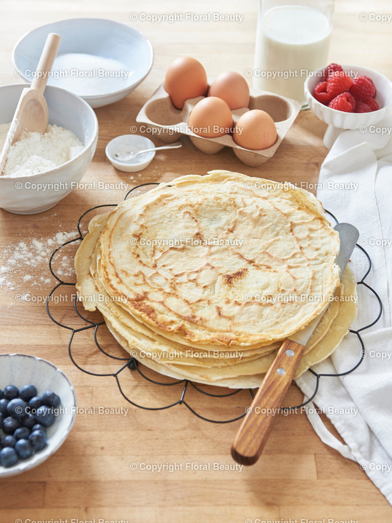 Pfannkuchenzubereitung mit Zutaten | geschichtete Pfannkuchen mit Mehl, Eiern, Zucker, Himbeeren, Milch - Realisiert mit Pictrs.com