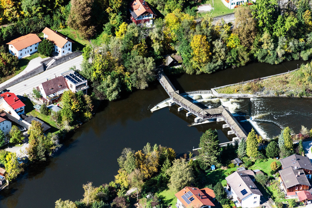 dr__0038776.jpg | WOLFRATSHAUSEN 11.10.2019 Staustufe Kastenmühlwehr am Ufer des Flußverlauf der Loisach in Wolfratshausen im Bundesland Bayern, Deutschland. // Weir on the banks of the flux flow Loisach in Wolfratshausen in the state Bavaria, Germany. Foto: Daniel Reiter