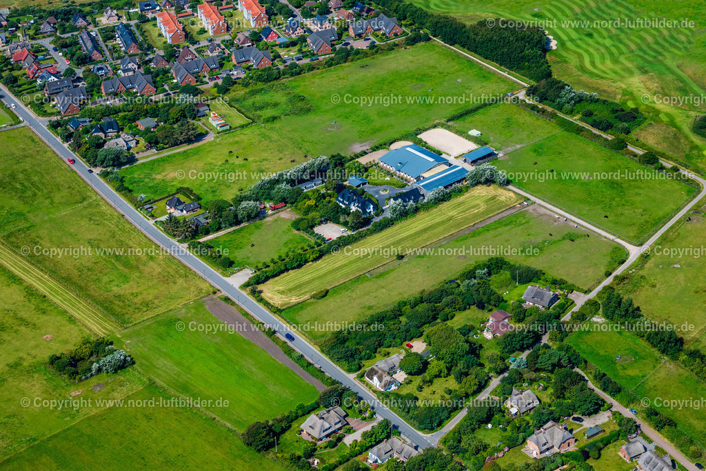 Sylt_Braderup_Petersen_Stephanie_Tierärztin_Gestüt_Sölring_ELS_9354130825 | WENNINGSTEDT-BRADERUP (SYLT) 21.06.2025 Gebäude des Reitstall und Reiterhof " Sölring " an der Straße Terp Wai in Wenningstedt-Braderup (Sylt) auf der Insel Sylt im Bundesland Schleswig-Holstein, Deutschland. Weiterführende Informationen bei: STEPHANIE PETERSEN Tierärztin / Gestüt Gut Söl'ring. // Building of stables " Soelring " on street Terp Wai in Wenningstedt-Braderup (Sylt) on the island of Sylt in the state Schleswig-Holstein, Germany. Further information at: STEPHANIE PETERSEN Tieraerztin / Gestuet Gut Soel'ring. Foto: Martin Elsen