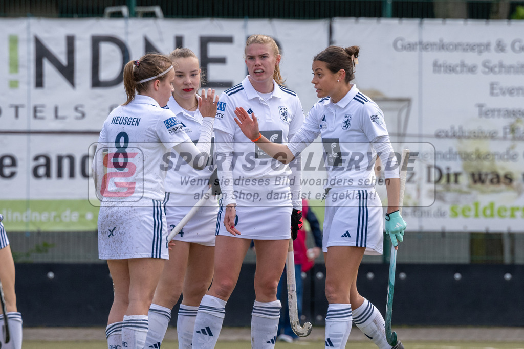 SFE_20240421_0088 | Düsseldorf, Deutschland, 21.04.2024: Friederike Heusgen (Düsseldorfer HC), Selin Oruz (Düsseldorfer HC) in Aktion waehrend des Spiels der Feldhockey 1. Bundesliga Damen zwischen Düsseldorfer HC - Münchener SC im Düsseldorfer Hockeyclub 1905 e.V. am 21.04.2024 in Düsseldorf, Deutschland. (Foto von Stephan Fehrmann)

Düsseldorf, Germany, 21.04.2024: Friederike Heusgen (Düsseldorfer HC), Selin Oruz (Düsseldorfer HC) in action during the game of Feldhockey 1. Bundesliga Damen between Düsseldorfer HC - Münchener SC in Düsseldorfer Hockeyclub 1905 e.V. at 21.04.2024 in Düsseldorf, Deutschland. (Foto from Stephan Fehrmann)