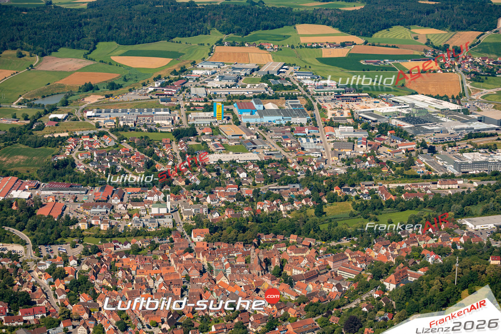 Das Luftbild zeigt :  Feuchtwangen - Die Luftaufnahme wurde 2024 vom UL-Flugzeug aus erstellt ( keine Drohne ) - Hochauflösende Luftaufnahme - Für grossformatige Ausdrucke geeignet. Die Geschenkidee !Mit Lizenz und Bildrechte bestellbar