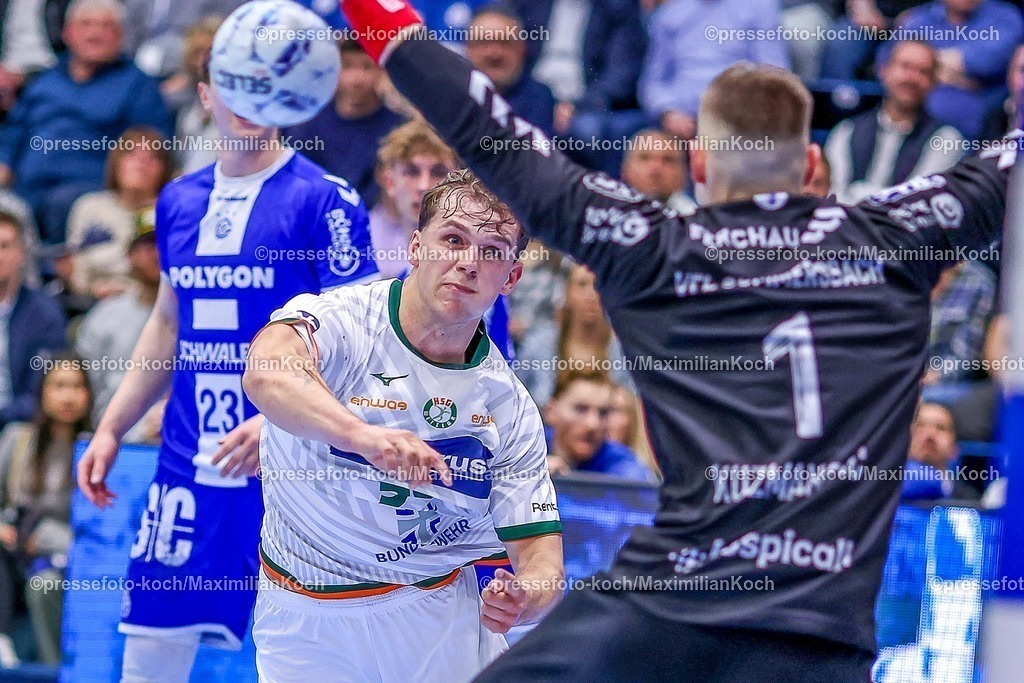 Gum27032501025 | 27.03.2025, Handball, HBL, VfL Gummersbach - HSG Wetzlar, Schwalbe-Arena: Lion Zacharias (HSG Wetzlar #50) wirft den Ball auf das Tor von Torwart Dominik Kuzmanovic (GUM #1) 
