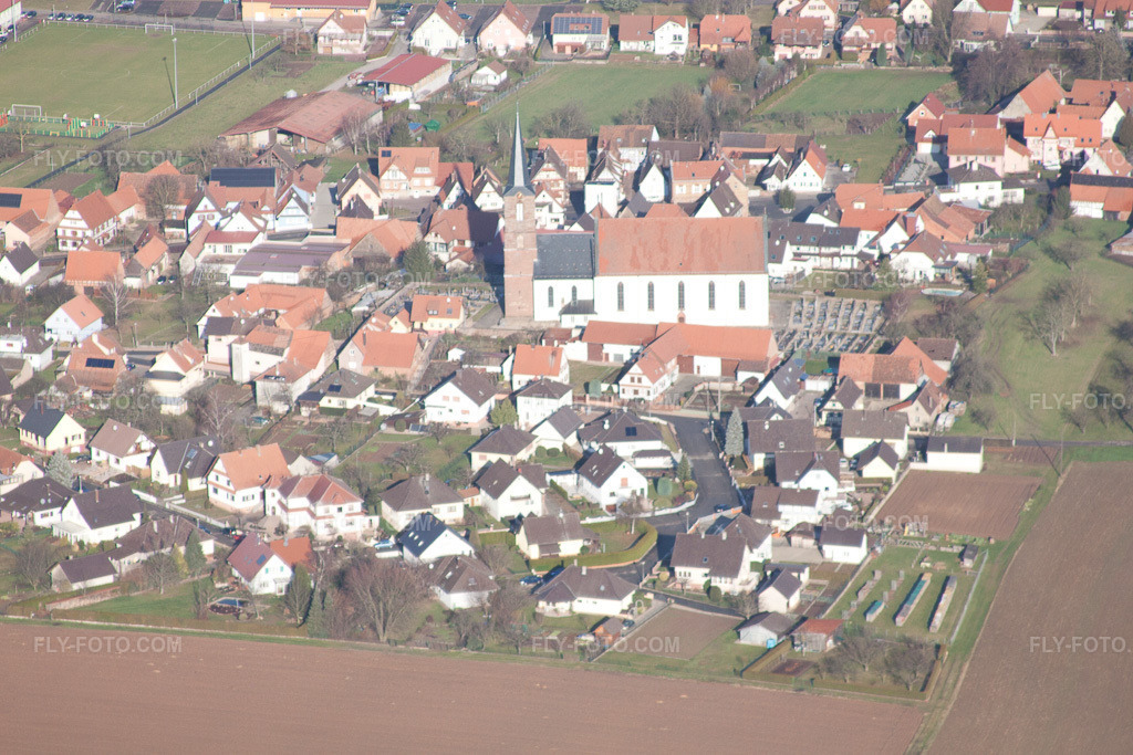 Aerial view: Rue des Violets in Schleithal in the state Bas-Rhin, France. – Photo: IMG_48488.jpg taken on 12/11/2011 by Werner Riehm/FLY-FOTO.com – Resolution of the original: 4752 x 3168 px