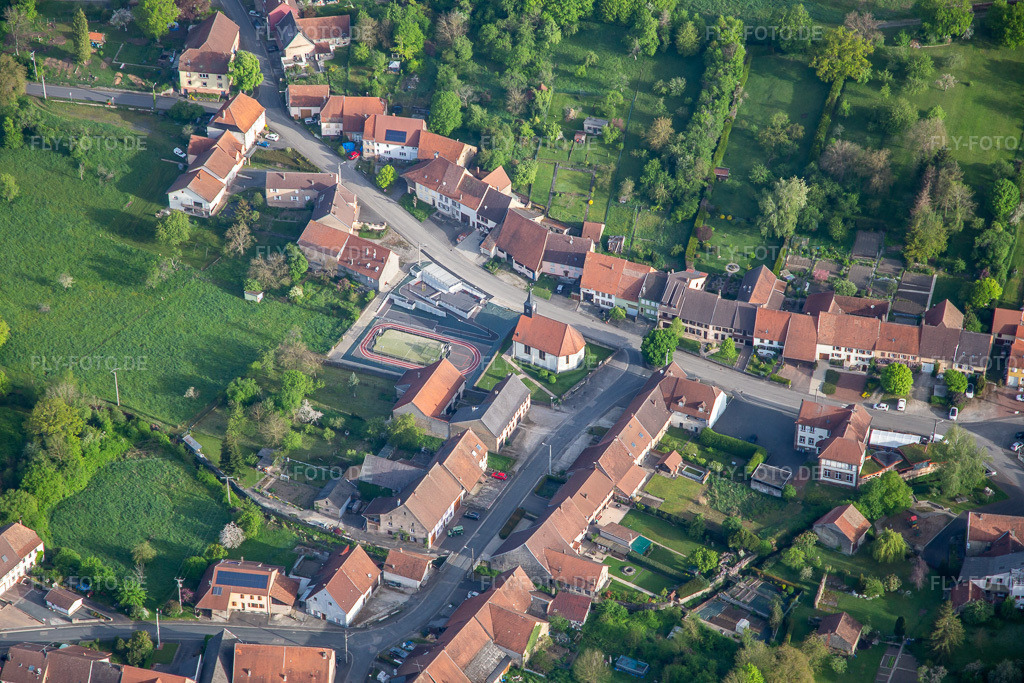 Luftbild: Rue Principale in Burbach im Bundesland Bas-Rhin in Frankreich. Foto: IMG_140628.jpg vom 01.05.2024 durch Werner Riehm/FLY-FOTO.de