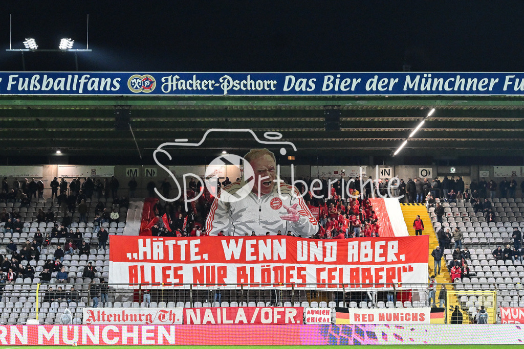 FC Bayern Amateure - SpVgg Unterhaching | MÜNCHEN, DEUTSCHLAND - 24. FEBRUAR: Fans der Bayern Amateure machen eine Choreo zu Spielbeginn vor dem Spiel zwischen den Amateuren des FC Bayern München und der SpVgg Unterhaching am 25. Spieltag der Regionalliga Bayern im Grünwalder Stadion