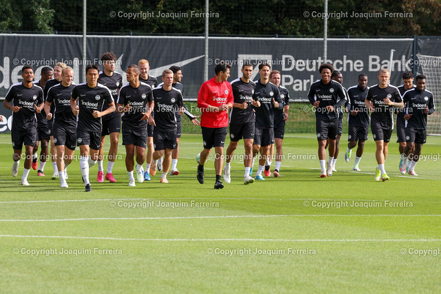 230920_trasge_0610 | 20.09.2023  UEFA Conference League Group G Training und Pressekonferenz vor dem Spiel Eintracht Frankfurt - Aberdeen v.l., Ansgar Knauff (Eintracht Frankfurt), Sebastian Rode (Eintracht Frankfurt) gut gelaunt, Makoto Hasebe (Eintracht Frankfurt), Timothy Chandler (Eintracht Frankfurt), warm-up, Eintracht Spieler machen sich warm - Realisiert mit Pictrs.com