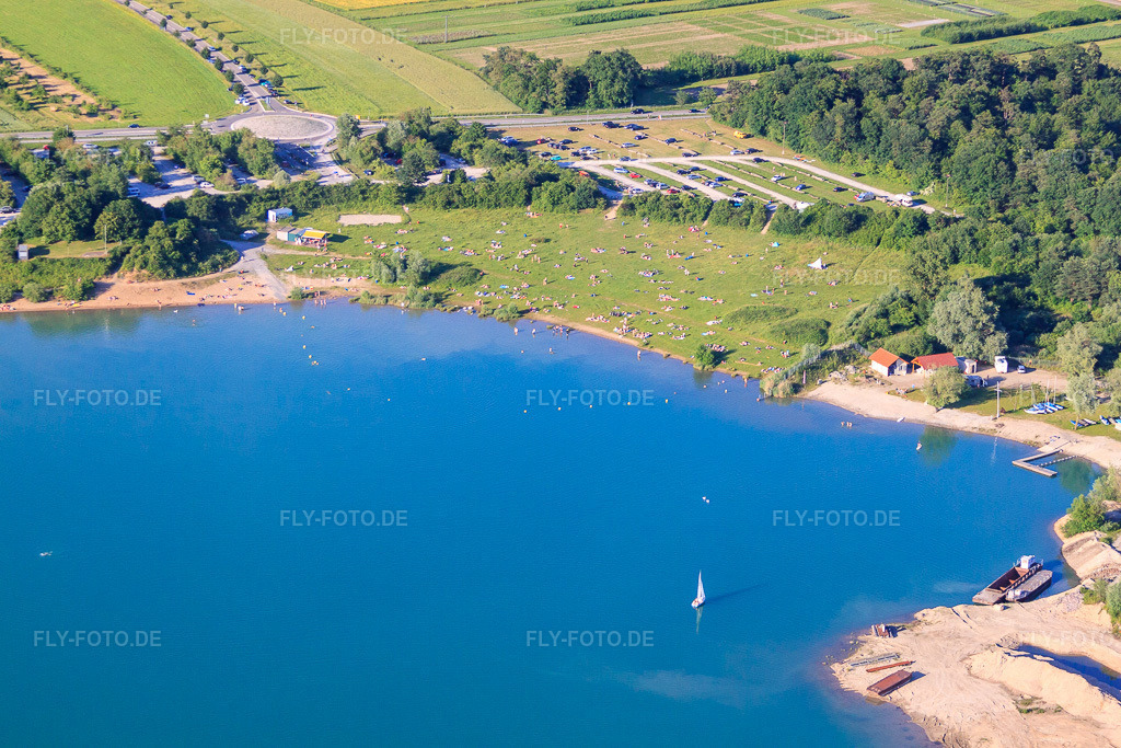 Luftbild: Mit Badgästen übersähter Liegewiese am Epplesee im Ortsteil Silberstreifen in Rheinstetten im Bundesland Baden-Württemberg in Deutschland. Foto: IMG_57953.jpg vom 16.06.2013 durch Werner Riehm/FLY-FOTO.deSitemap - rheinstetten.de
