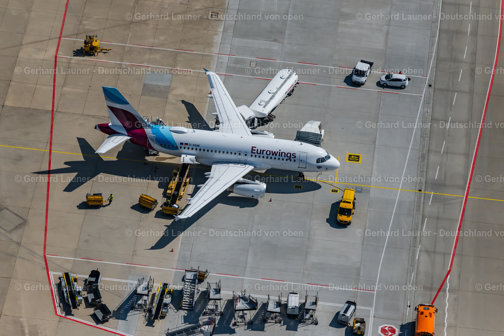 4047107 | STUTTGART 11.08.2021 Passagierflugzeug D-AGWK von Eurowings auf der Parkposition - Abstellfläche auf dem Flughafen in Stuttgart im Bundesland Baden-Württemberg, Deutschland. Weiterführende Informationen bei: eurowings. // Passenger airplane D-AGWK of Eurowings in parking position - parking area at the airport in Stuttgart in the state Baden-Wuerttemberg, Germany. Further information at: eurowings. Foto: Gerhard Launer