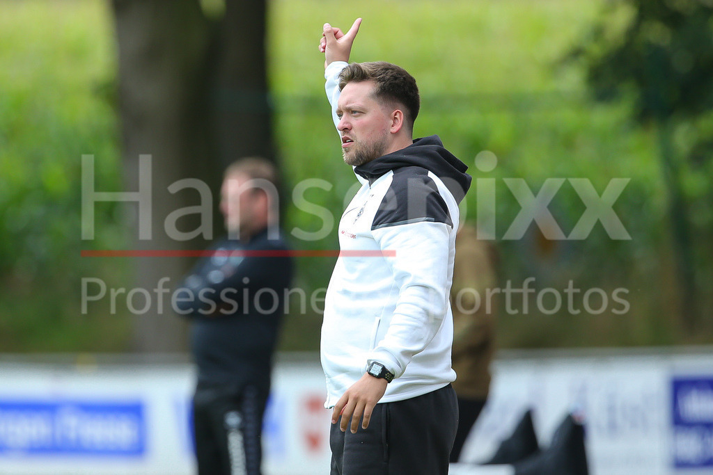 Fussball, Testspiel Frauen, Borussia Mönchengladbach - SV Werder Bremen | v.li.: Jonas Spengler (Trainer, Cheftrainer, Borussia Mönchengladbach) gibt Anweisungen, gestikuliert, mit den Armen gestikulieren, Portrait, Nahaufnahme, Einzelfoto, Einzelbild