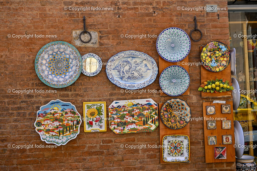 Italien_ Toscana_ Siena_ 27.05.2024-62 | 27.05.2024, Italien, ITA, Toskana, Siena im Bild Stadtansichten, Gebäude, Architektur, Touristen, Historisch, Souvenier, Piazza Del Campo, Dom von Siena


Siena ist Hauptstadt der Provinz Siena und gilt als eine der schönsten Städte der Toskana und Italiens. Die historische Altstadt gehört seit 1995 zum UNESCO-Welterbe. 

