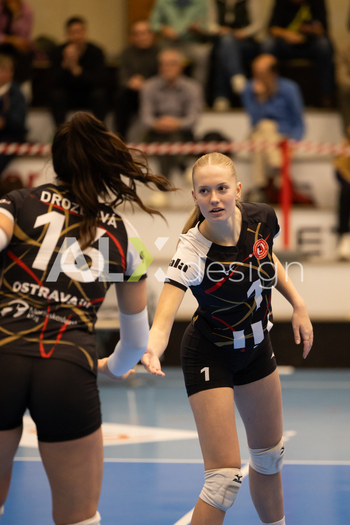 Volleyball I Frauen I Saison 2025-2026 I CEV Volleyball Challenge Cup 2026 | Women I 16th Finals I VC Kanti Schaffhausen - TJ Ostrava I 03.12.2025 | TJ Ostrava - 1 Michaela Kopečková (CZ) – Zuspiel - Realisiert mit Pictrs.com