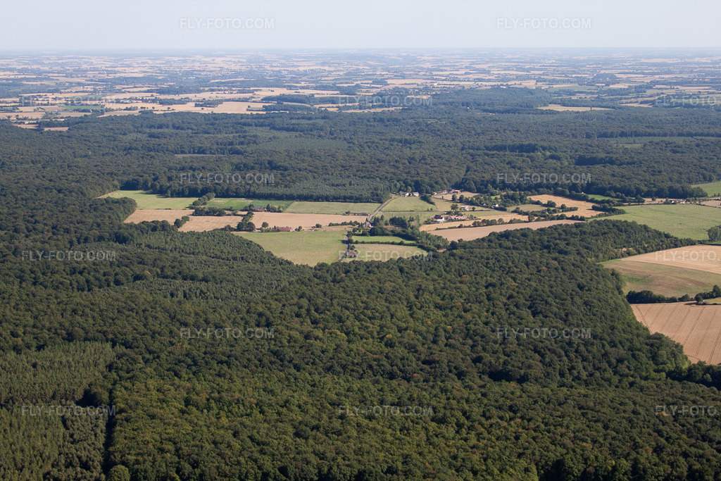 Aerial view: View of the town in Lavaré in the state Sarthe, France. – Photo: IMG_20102.jpg taken on 07/31/2009 by Werner Riehm/FLY-FOTO.com – Resolution of the original: 4752 x 3168 px
