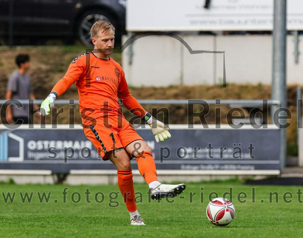 2023-07-28_049_FC_Schwaig_gegen_TSV_1860_Rosenheim | Oberding, Deutschland, 28.07.2023:
Fußball, Landesliga Südost 2023 / 2024, 3. Spieltag, FC Schwaig gegen TSV 1860 Rosenheim, Endergebnis: 1:1

Torwart Franz Hornof (FC Schwaig, #1)

Foto: Christian Riedel / fotografie-riedel.net