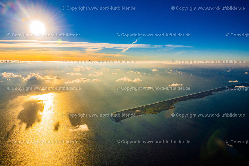 Sylt_Hörnum_ELS_5971060822 | HöRNUM (SYLT) 06.08.2022 Küstenbereich der der Nordsee- Insel Sylt im Ortsteil Hörnum bei Sonnenuntergang auf der Insel Sylt im Bundesland Schleswig-Holstein, Deutschland. Weiterführende Informationen bei: Sylt Marketing GmbH. // Coastal area of a??a??the North Sea island of Sylt in the district Hoernum at sunset on the island of Sylt in the state Schleswig-Holstein, Germany. Further information at: Sylt Marketing GmbH. Foto: Martin Elsen