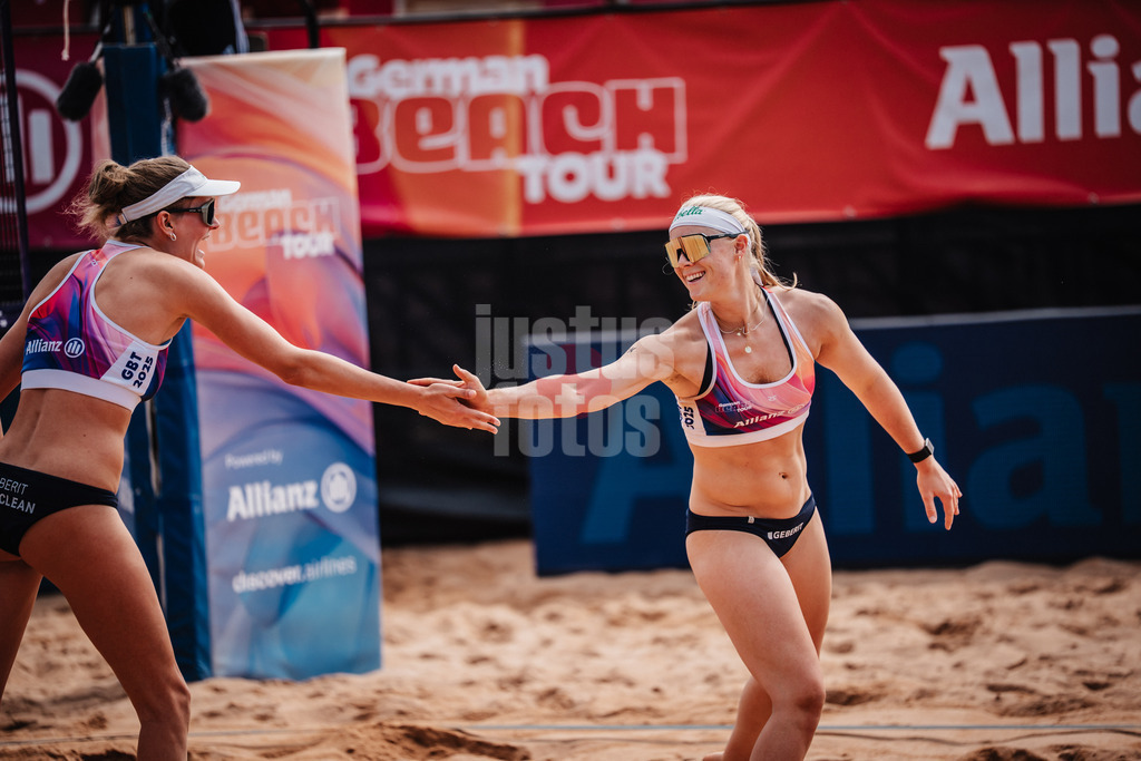 Beachvolleyball | Frauen | Allianz German Beach Tour 2025 | Tourstop München | 11.07.2025 | v.l. Sarah Schulz und Anna Behlen klatschen ein