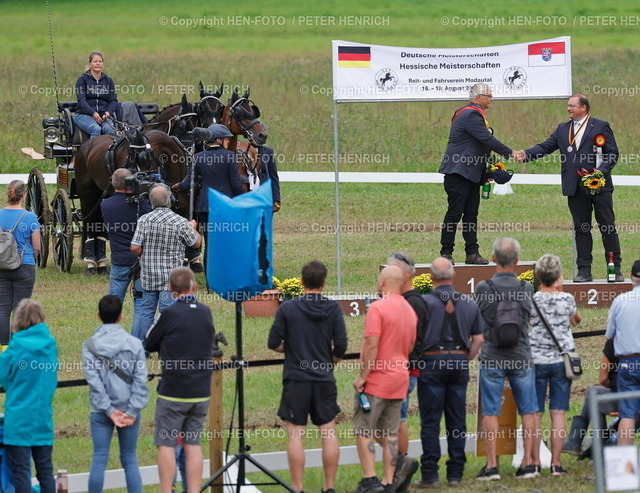 20240818-9232-reitsport-gespannfahren-HEN-FOTO | 18.08.2024 Reitsport Perdesport Deutsche Meisterschaften und Hessische Meisterschaften Gespannfahren in Herchenrode Kombinierte Prüfung hier Siegerehrung nach Kegelfahren für Vierspänner Pferde Klasse S links Christoph SANDMANN (PSG Lähden) Sieger 1. Platz Deutscher Meister rechts Georg von Stein (RFV Modautal) 2. Platz (Foto: Peter Henrich) - Realisiert mit Pictrs.com
