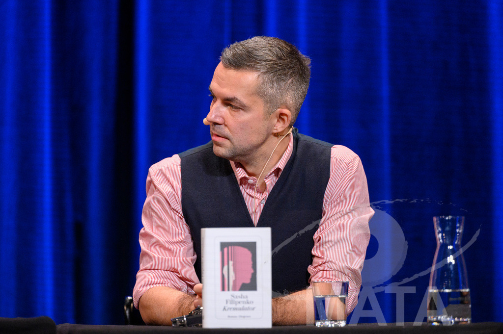 _DWA5813 | Sasha Filipenko bei der lit.Cologne 2023 Veranstaltung 'Kremulator: eine Geschichte aus Russland' im Comedia Theater. Köln, 09.03.2023 - Realisiert mit Pictrs.com