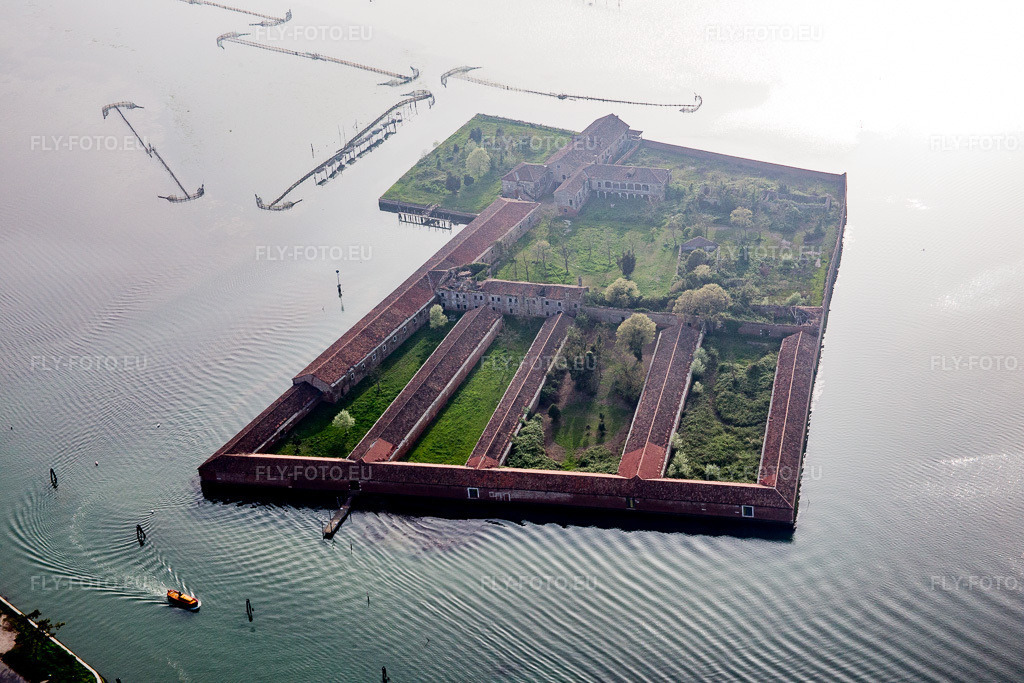 Vue aérienne: Lido de Venise, Lazzaretto Vecchio à Venezia dans le département Vénétie, Italie.Photo: IMG_087523.jpg prise le 06/04/2016 par Werner Riehm/FLY-FOTO.euRésolution de l'original: 5472 x 3648 px