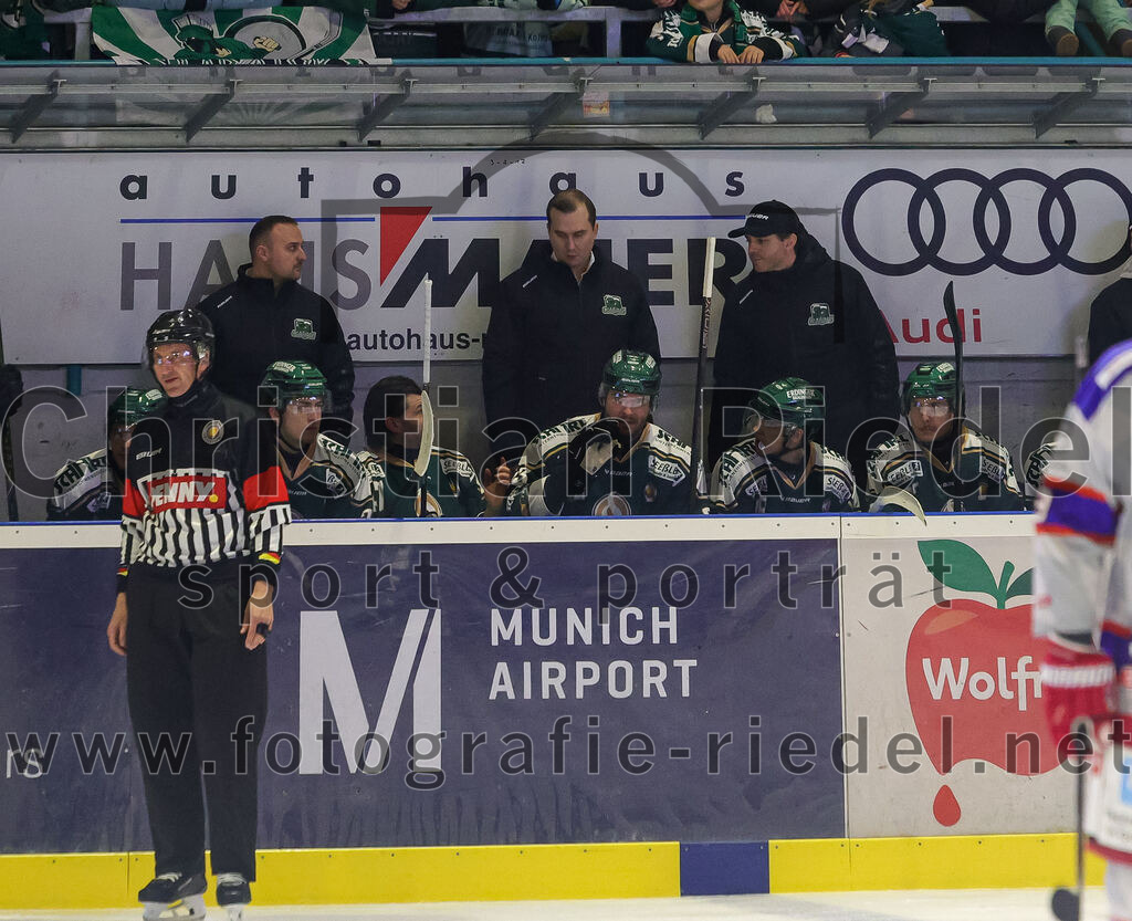 2025-11-30_053_TSV_Erding_gegen_EC_Peiting | Erding, Deutschland, 30.11.2025:Eishockey, Oberliga Süd 2025 / 2026, 22. Spieltag, TSV Erding gegen EC Peiting, Endergebnis: 5:1Co-Trainer Maximilian Helling (Erding Gladiators), Marco Pfleger (Erding Gladiators, #47), Teamchef Dominik Quinlan (Erding Gladiators), Marc Schmidpeter (Erding Gladiators, #33)Foto: Christian Riedel / fotografie-riedel.net