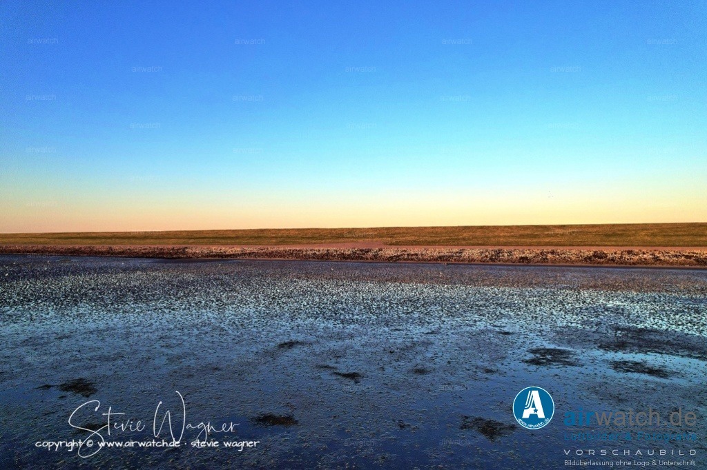 Nordsee, Nordfriesland, Beltringharderkoog, Luettmoorsee, Holmer Siel, Landgewinnung | Landgewinnung & Küstenschutz in Nordfriesland - Einige der wichtigsten Maßnahmen zur Landgewinnung und Küstenschutz in Nordfriesland sind:Deiche und Lahnungen: Diese Strukturen helfen, die Küste zu sichern und neue Landflächen zu gewinnen.Sedimentablagerung: Durch die Ablagerung von Sedimenten an der Küste kann neue Landfläche geschaffen werden.Vorlandmanagement: Das Management des Vorlandes, also des Bereichs zwischen der Küste und der Meereslinie, ist wichtig für die Landgewinnung und den Küstenschutz.Naturschutz: Die Schaffung von Naturschutzgebieten wie dem Nationalpark Schleswig-Holsteinisches Wattenmeer sichert die Biodiversität und den Ökosystemzustand der Region.